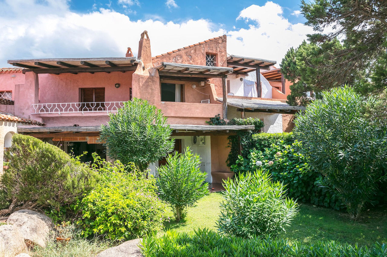 Agenzia Immobiliare vendite e affitti case appartamenti ville casali stazzi Costa Smeralda, Arzachena, Palau, Cannigione, la Conia, Baja Sardinia, Porto Cervo, Porto Sole, Abbiadori, Costa Smeralda e Porto Rotondo.