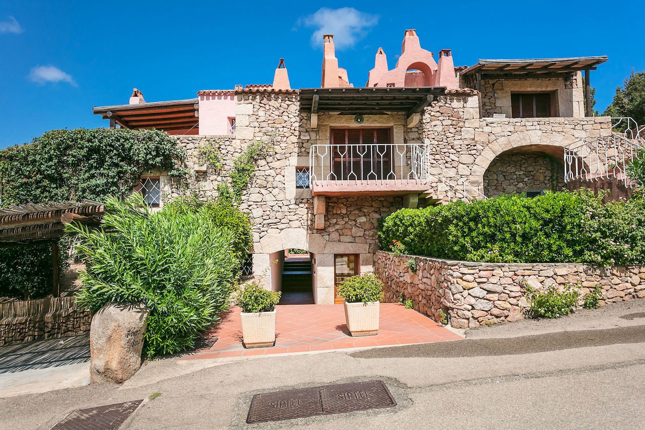 Agenzia Immobiliare vendite e affitti case appartamenti ville casali stazzi Costa Smeralda, Arzachena, Palau, Cannigione, la Conia, Baja Sardinia, Porto Cervo, Porto Sole, Abbiadori, Costa Smeralda e Porto Rotondo.