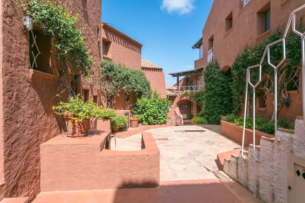 Agenzia Immobiliare vendite e affitti case appartamenti ville casali stazzi Costa Smeralda, Arzachena, Palau, Cannigione, la Conia, Baja Sardinia, Porto Cervo, Porto Sole, Abbiadori, Costa Smeralda e Porto Rotondo.